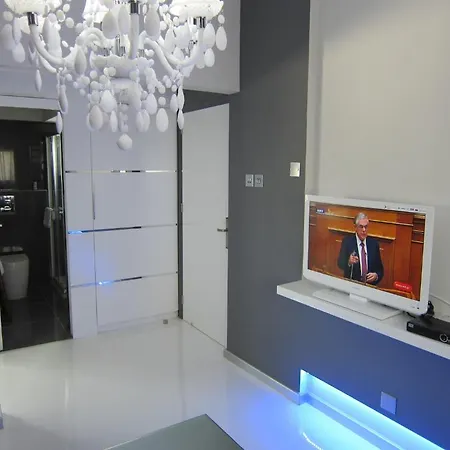 Mini Art House Apartment *